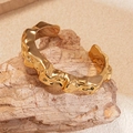 Gouden acryl open manchetarmband met onregelmatige lavatextuur voor damesmode - Goud