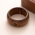 Bracciale quadrato in legno retrò con trama zebrata su una superficie beige - L411-2 Caffè Scuro