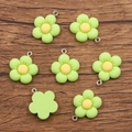 Colgantes de flores de resina verde con centro amarillo y aros de metal para joyería DIY - Verde
