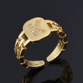 Bague chaîne dorée avec face carrée et lettre K sertie de micro-oxydes de zirconium - Lettre K
