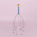 Blauwe hoofdhuidmassager met flexibele metalen pootjes en een geel houten handgreepje - Blauw
