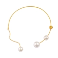 Detail eines goldenen Edelstahl-Chokers mit großen Perlen und feiner Tropfenkette - Perlen-Choker / Gold