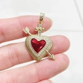 Dettaglio pendente a cuore in smalto rosso con freccia e pavé di zirconi placcato oro - Cuore con freccia