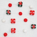 Handgefertigte Weihnachts-Filzgirlande mit roten weißen Wollkugeln und Geschenk-Anhängern - Geschenkbox-Girlande