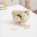 Detail of children's straw crossbody bag with white daisy flowers and zipper closure - Single Bag / Beige