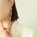 Elegantes pendientes de cadena dorados con perlas de agua dulce y anillo a juego - Dorado