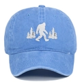 Nahaufnahme der Bigfoot-Stickerei auf der blau gewaschenen Denim-Baseballkappe aus Baumwolle - Verstellbar / Hellblau