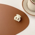 Detailansicht einer kleinen cremeweißen Harz-Haarklammer auf einer minimalistischen Lederunterlage - Glänzendes Weiß (Mittel ca. 3,5 cm)