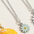 Silberne Halskette mit minzgrünem Gänseblümchen-Anhänger und Perlen-Detail in Gold - Gänseblümchen Stil