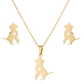 Primer plano del set de joyería dorada en acero inoxidable con motivos de perritos - Dorado