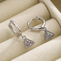 Eleganti orecchini a cerchio in argento con pendente in zircone a triangolo su velluto - Argento