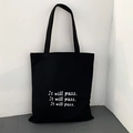 Detail van de zwarte canvas tas met witte It will pass typografie print in minimalistische stijl - Zwart