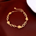 Dettaglio di un bracciale di perline placcato oro 24K con ciondoli a nuvola e zucca - Stile Collegamento Zucca Nuvola Auspicabile