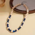 Dettaglio di perle in legno bohémien e pietre quadrate blu sulla collana per maglione - Perle Tonde in Legno Stile Texture Lapislazzuli / Collana-Blu