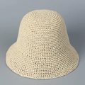 Détail de la texture crochetée à la main sur ce chapeau cloche en paille beige - M (56-58cm) / Beige