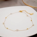 Collana in acciaio al titanio dorato con perle d'acqua dolce su vassoio bianco - Perla con Distanziatori in Grani d'Oro
