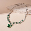 Dettaglio della collana a goccia di smeraldo con zirconi su sfondo di pietra bianca - Rame con Zirconi / Collana / Collana-Verde