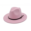 Chapeau fedora en laine rose avec ceinture décorative noire sur fond blanc - M / Rose