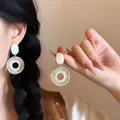 Detailansicht der Boho-Ohrringe mit gelbem Seidenfaden und edlen Metallperlen am Rand - Stil 4 Silberstift Weißer Kreis