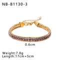 Detalle de la pulsera chapada en oro de 18k con pedrería púrpura engastada y ancho de 0,6 cm - Estilo Circonita Morada (NB-B1130-3)