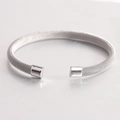 Brazalete minimalista de 7mm en malla de acero inoxidable plateado con extremos pulidos - Color Acero