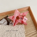 Detail der Haarklammer aus rosa Acetat mit Sternenmuster und TATA-Anhänger - Rosa Gestreift