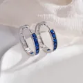 Elegante zilveren oorringen met een rij rechthoekige blauwe stenen in smu-slijpvorm - Nano Saffierblauw