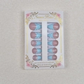 Dettaglio di unghie finte French blu con motivi floreali 3D e confezione da 24 pezzi - Stile a rilievo floreale con bordo blu francese(WY-067) / Set da 24 Pezzi