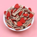 Mini mollette in legno con cuori rossi per appendere foto e decorazioni fai-da-te - Cuore Rosso