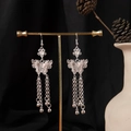 Orecchini Miao in argento con farfalla, lunghe catene a nappa e piccoli campanelli - Nappa a Farfalla e Campanello (E2326-1) / Argento