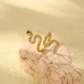 Luxe 18K gouden slangenring met zwarte edelstenen op een natuurlijke steen - Zwarte Ogen (24WR073)