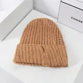 Gorro de punto de invierno para mujer en color camello oscuro con textura de canalé - Talla única / Caqui
