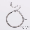 Dettaglio del bracciale a catena piatta in acciaio da 4mm con chiusura a moschettone - 4mm Larghezza / Color Acciaio