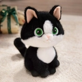 Süße schwarz-weiße Plüschkatze mit grünen Augen auf einem weichen weißen Teppich - Nackte schwarze Katze / 35cm