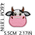 Dettaglio della toppa ricamata testa di mucca con dimensioni 5,5 cm x 4,6 cm su sfondo bianco - Testa di Mucca Divertente con Lingua Fuori (N. 16)