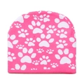 Primer plano detallado de gorro de punto rosa con motivos de huellas de animales blancas - M (56-58cm) / Rosa