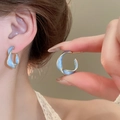 Gros plan de créoles torsadées en émail bleu clair avec d'élégants détails dorés - Émail Bleu Clair Forme C Torsadé (43# Tige de boucle d'oreille en argent - Or - Bleu)