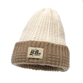 Gorro de punto beige y marrón con textura de gofre y etiqueta de letras en contraste - Blanco Roto y Café Bloque de Color