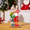 Dettaglio dell'insegna NOEL in legno con gnomo festivo e ghirlanda decorativa verde - Ornamento in legno NOEL