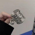 Vista de primer plano de la pinza para el cabello de metal plateado con pedrería fina - Plateado