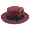 Dettaglio cappello in feltro rosso vino con nastro canneté nero e piume naturali - M(56-58cm) / Borgogna