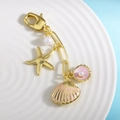 Llavero de estrella de mar dorada y concha de esmalte rosa con perlas sobre azul - Rosa