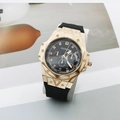 Dettaglio della cassa dell'orologio dorata e cinturino in silicone nero su base bianca - Cassa in Oro Rosa Quadrante Nero Cinturino Nero