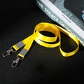 Haltbares gelbes Nylon-Schlüsselband mit zwei silbernen Karabinern und Metallhaken - 1.5cm / Gelb