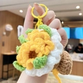 Handgefertigter gehäkelter Sonnenblumen-Schlüsselanhänger mit gelben Blütenblättern - Handstrauß-Sonnenblume