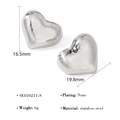 Macro-weergave van de geborstelde roestvrijstalen hartoorringen met afmetingen - Geborsteld Zilver Hart (SE010211-S)