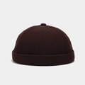 Gros plan détaillé montrant la texture en velours côtelé marron d'un bonnet docker sans bordure - Réglable / Café