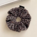 Dettaglio dell'elastico per capelli in peluche leopardato con tessuto testurizzato - Stile Leopardato Grigio