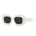 Gafas de sol poligonales color crema con lentes negras y detalles metálicos dorados - C4 Marco Blanco Gris