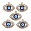 Vue détaillée de cinq pendentifs œil bleu dorés sertis de zircons blancs et résine bleue - Mauvais Oeil Rond Micro-Pavé (BT671GD03)